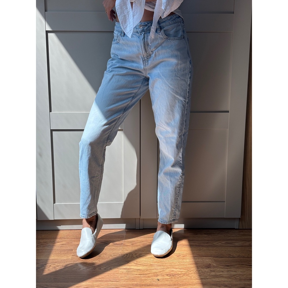 American Eagle Strigid Mom Jeans Light Wash Blue High Waisted Denim Womens 4